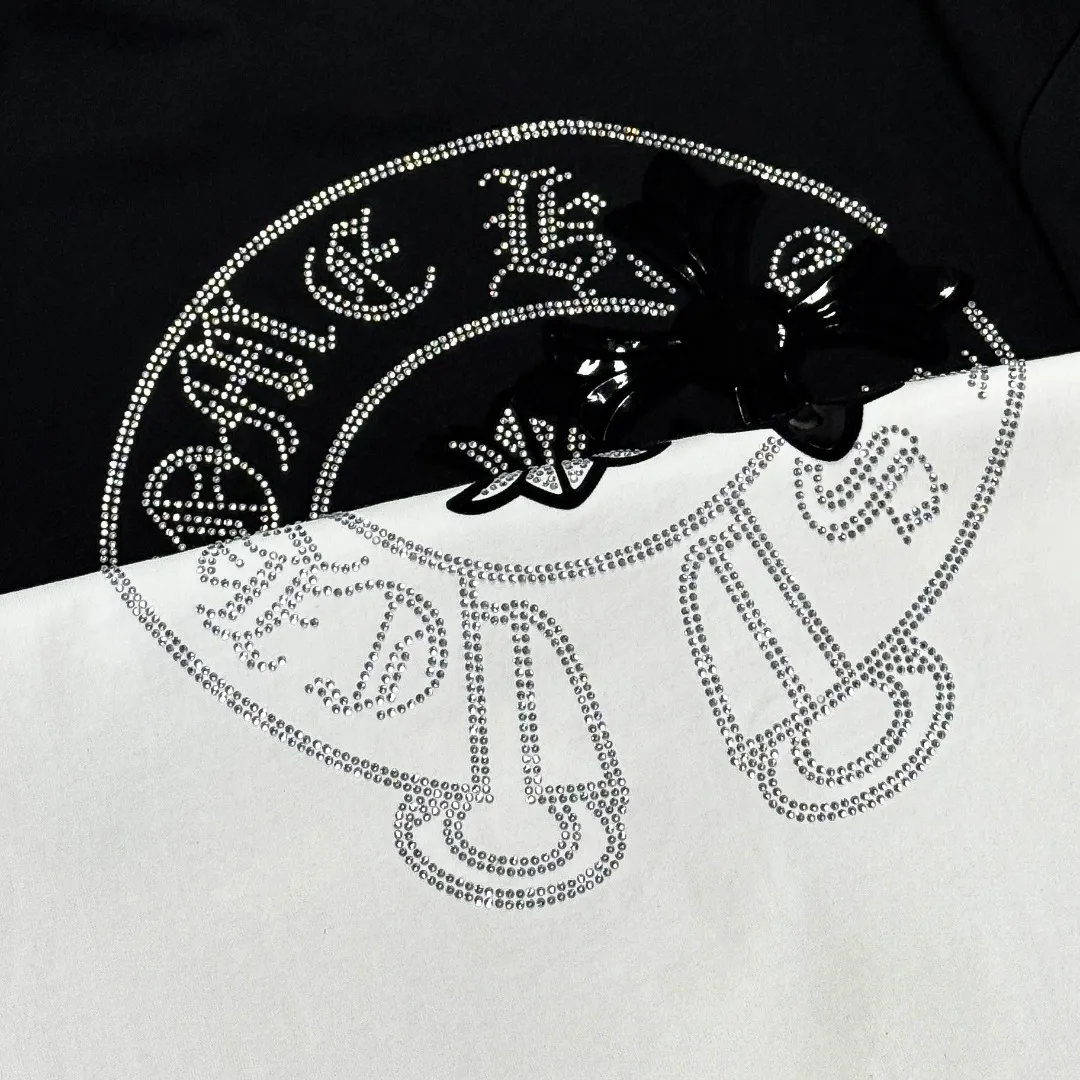 P180 Chrome Hearts 25 high-end versions. The fabric is made of 300 grams of high-density pure cotton. It does not deform or shrink. It has three complete standards. It is the same style for men and women. Technology: imported hot diamond + calendered leather flocking. Color: White Black SIZE: S-XL